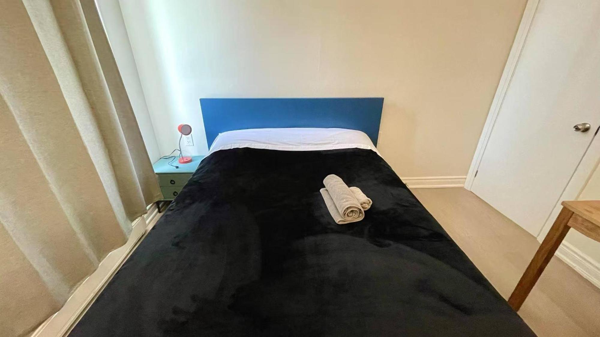 Guest house Warm Downtown Toronto